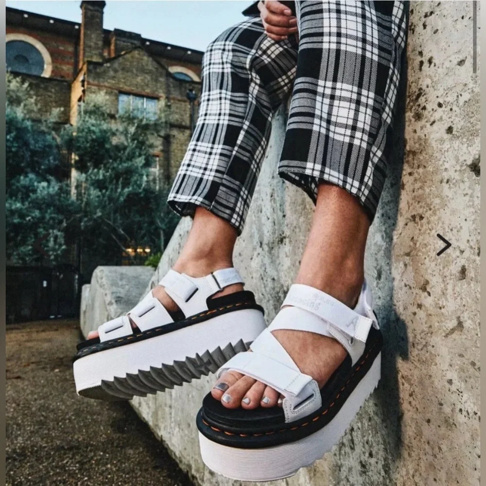 DR. MARTENS SANDALS KIMBER LOGO WEB STRAP PLATFORM WHITE BLACK FOOTBED SZ 6 EUC